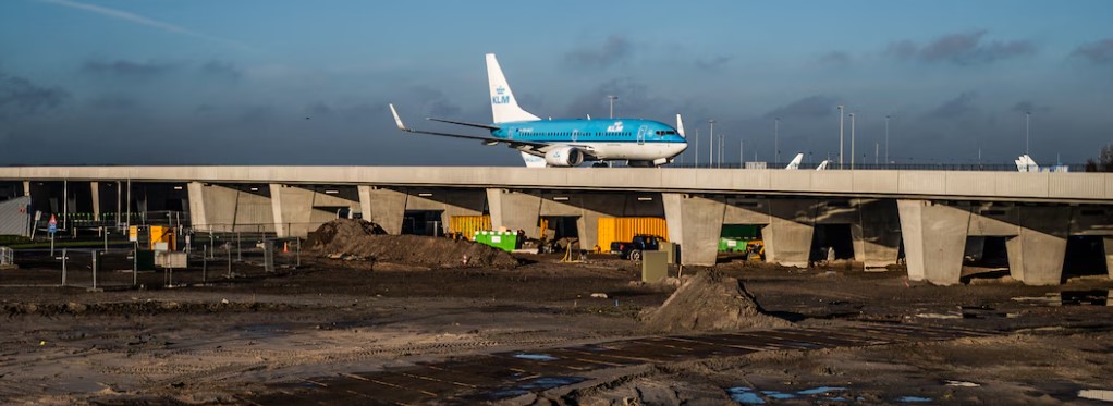 Vliegtuig op het vliegtuigviaduct